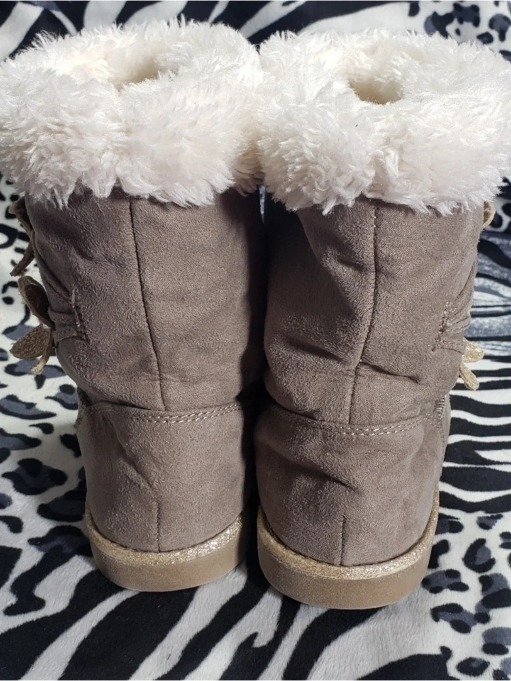 (0008) Girls: 3 Med Unbranded Faux Fur Boots- Y3